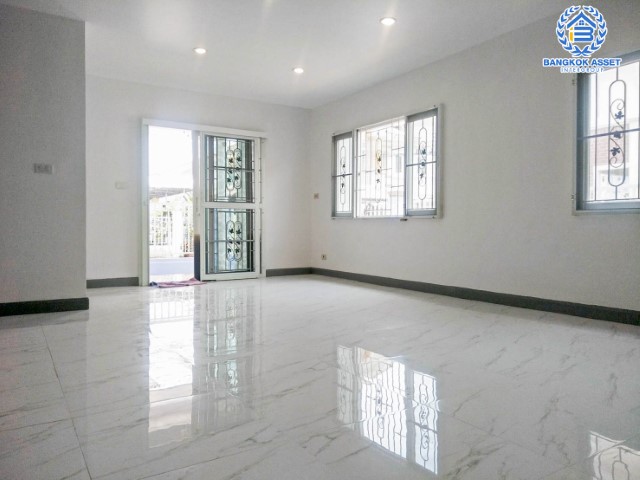 ทาวน์เฮ้าส์มือสองกรุงเทพมหานคร โครงการ เดอะคอนเนค3 ดอนเมือง #หลังมุม บนเนื้อที่กว้างขวางถึง 27 ตร.ว. ฟังก์ชัน 3 ห้องนอน 2 ห้องน้ำ 1 ที่จอดรถ รีโนเวทใหม่ พร้อมอยู่ ทำเลใกล้สนามบินดอนเมือง, รถไฟฟ้าสายสีแดง "สถานีดอนเมือง" และทางด่วน...